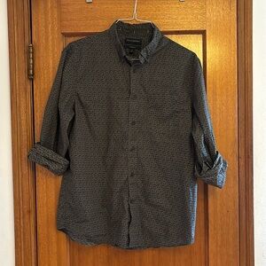 Green pattern untucked Banana Republic button up shirt with pocket.
